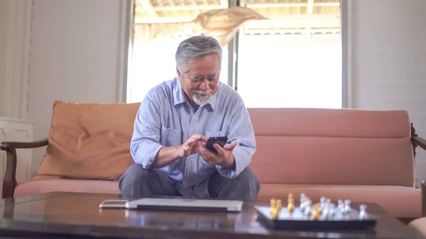 Asiático Senior Man Telefone Móvel Comunicação Conexão Tecnologia Conceito — Fotografia de Stock