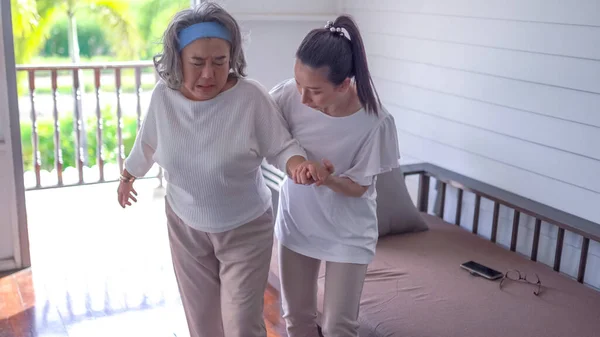 Senior Aziatische Vrouw Met Haar Home Caregiver — Stockfoto