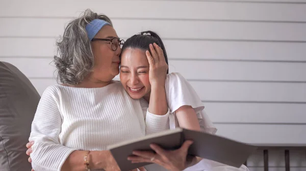 Asiática Senior Mujer Hija Leyendo Libro Casa — Foto de Stock