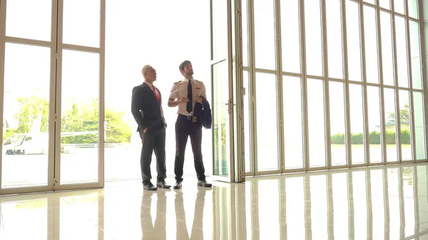 Pilot Und Chef Gespräch Flughafen Terminal — Stockfoto