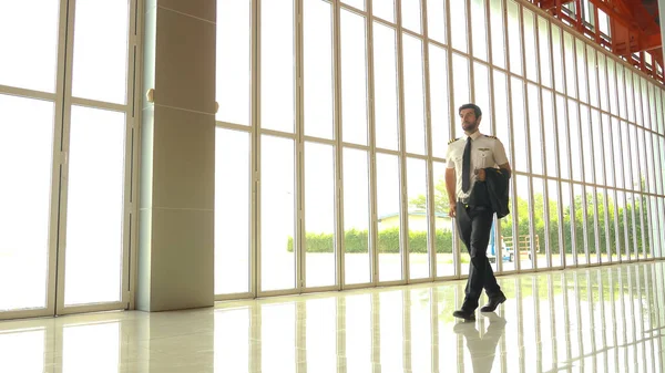 空港での均一な歩行における商業パイロットの肖像 — ストック写真