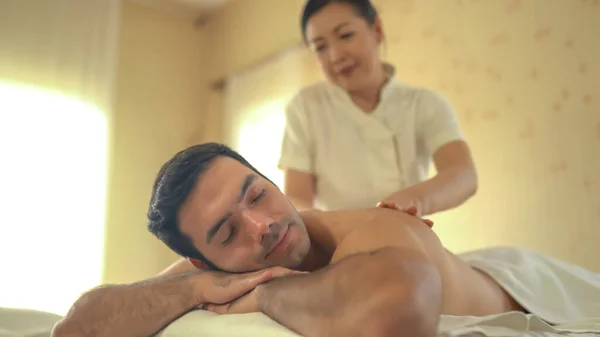 Junge Kaukasische Mann Entspannen Während Massage Auf Dem Rücken — Stockfoto