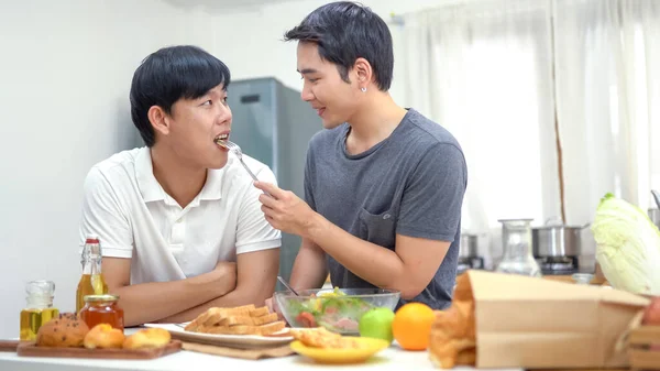 Ασιατικό Ζευγάρι Ομοφυλόφιλων Μαγειρεύουν Μαζί Στην Κουζίνα — Φωτογραφία Αρχείου