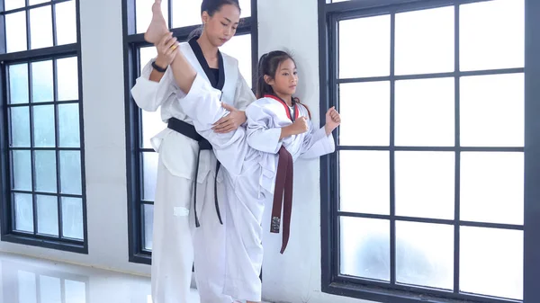 Guru Mengajar Gadis Taekwondo Seni Bela Diri Korea — Stok Foto
