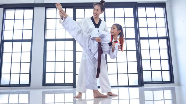 Insegnante Insegnamento Taekwondo Ragazza Arte Marziale Coreana — Foto Stock