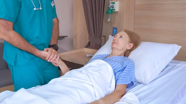 Επίσκεψη Γιατρού Ηλικιωμένη Ασθενή Στο Κρεβάτι Του Νοσοκομείου — Φωτογραφία Αρχείου