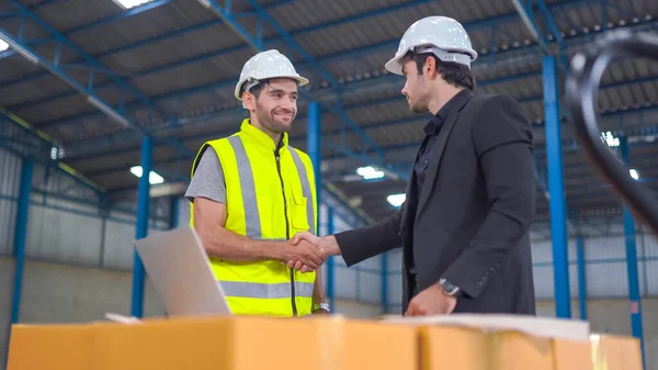 Warehouse Worker Manager Checking Product Large Warehouse — Stock Photo, Image