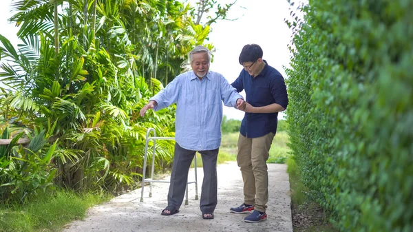 Älterer Asiatischer Mann Müht Sich Uns Einen Rollator Sein Erwachsener Stockfoto