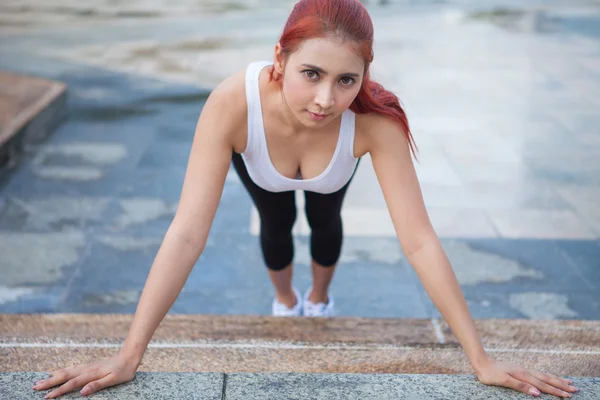 तरुण स्त्री ताणून व्यायाम करत आहे — स्टॉक फोटो, इमेज
