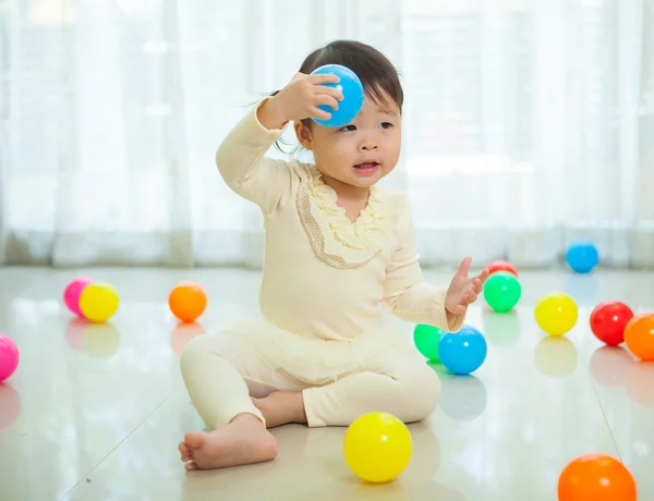 Petite fille asiatique à la maison — Photo