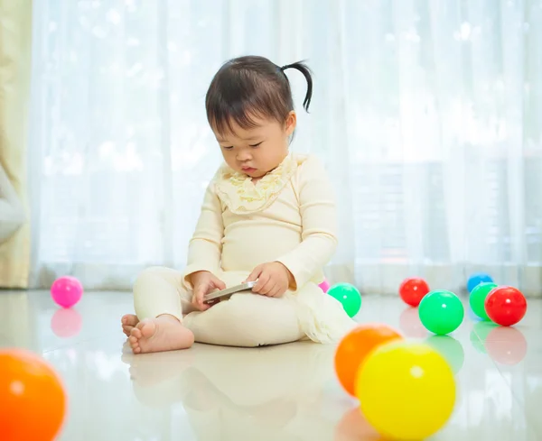 Petite fille utilisant un téléphone mobile — Photo