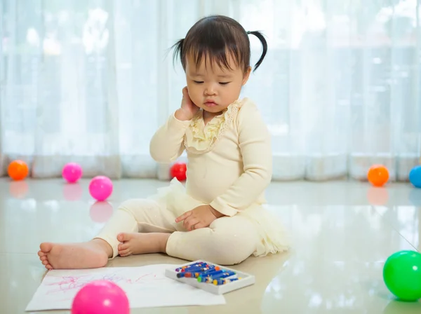 Asian baby girl painting — Stockfoto