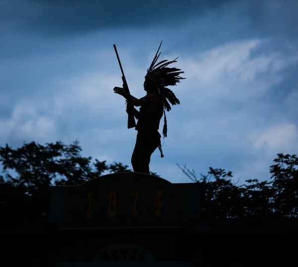 Silhueta de guerreiro indiano americano — Fotografia de Stock