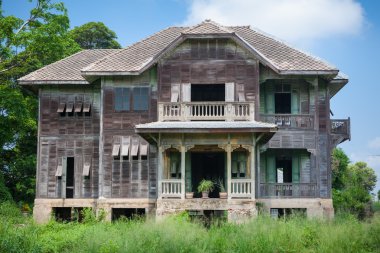 terk edilmiş eski bir ev
