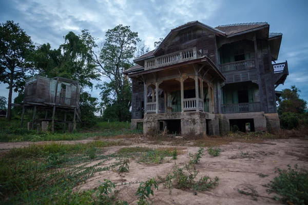 Casa vieja abandonada —  Fotos de Stock