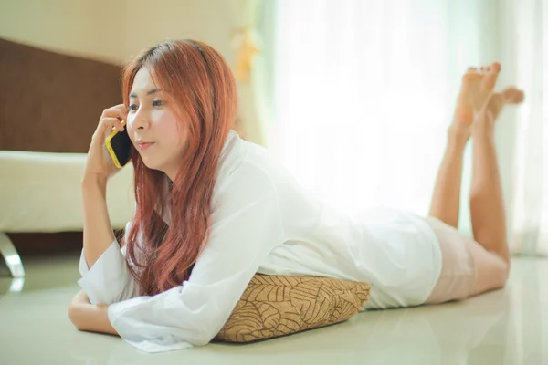 スマート フォンで若いアジア女性 — ストック写真