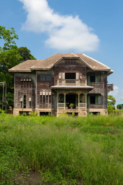 Verlaten oude huis — Stockfoto