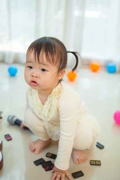 Pequeña chica asiática con micrófono — Foto de Stock