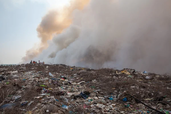 灼烧的垃圾回收堆的烟 — 图库照片