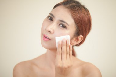 Onun makyaj çıkarmadan güzel genç kadın.