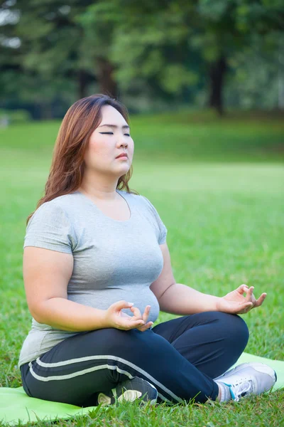 Plus size woman practicing yoga — Stock Photo, Image