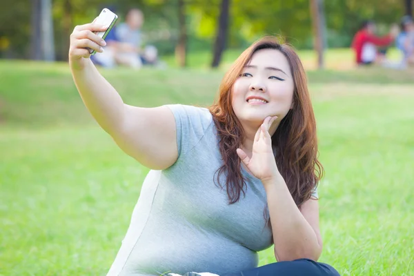 Mulher muito gorda leva selfie viagem — Fotografia de Stock