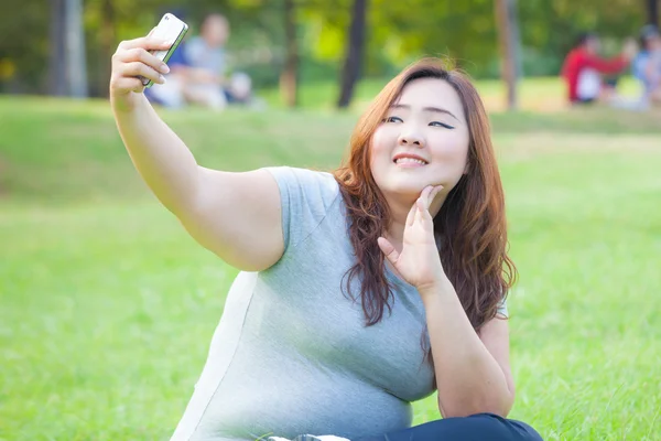 非常胖女性需要旅行拍照 — 图库照片