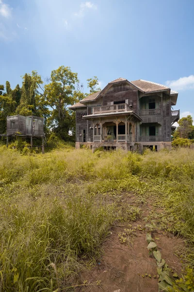 Terk edilmiş eski bir ev — Stok fotoğraf