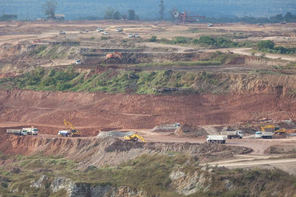 Погрузка железной руды на большой самосвал — стоковое фото