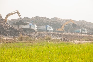 çöp kamyonları çöp üzerinde çalışmak