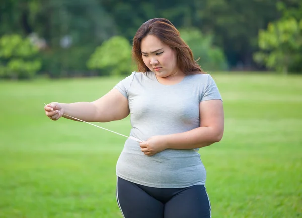 Dikke vrouw meten van haar maag — Stockfoto