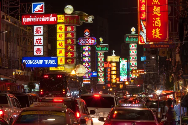 BANGKOK - 31 DE DICIEMBRE: Ocupado Yaowarat Road en la noche de Decemb — Foto de Stock