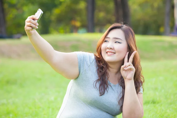 Mulher muito gorda leva selfie viagem — Fotografia de Stock