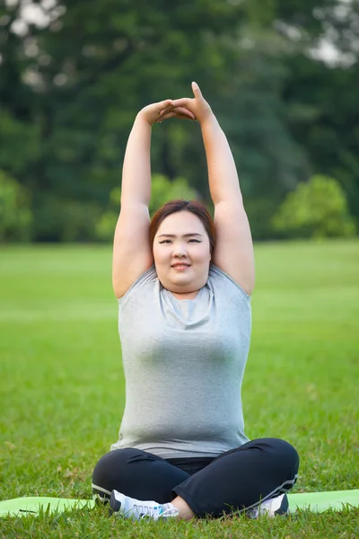 Gärna fet kvinna poserar utomhus — Stockfoto