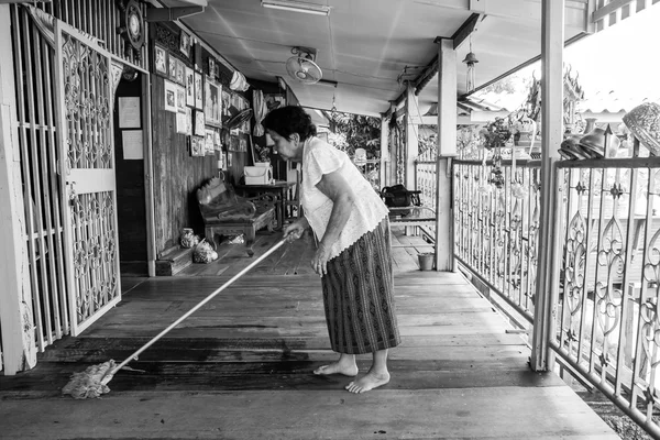 Senior asiático mujer limpieza casa — Foto de Stock