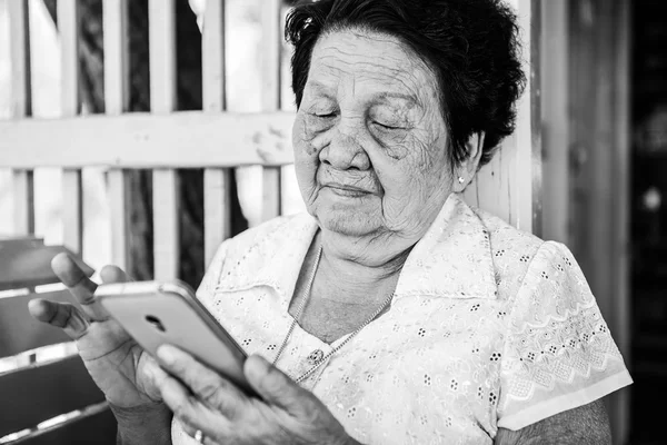 Senior donna asiatica con smart phone — Foto Stock