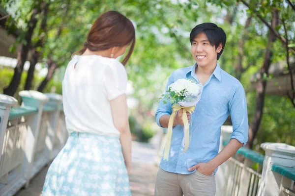 Man klaar bloemen geven vriendin — Stockfoto