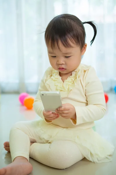 Petite fille utilisant un téléphone intelligent — Photo