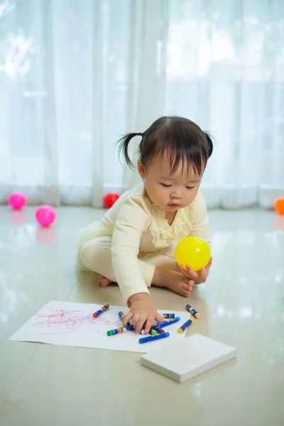 Asian baby girl painting — ストック写真