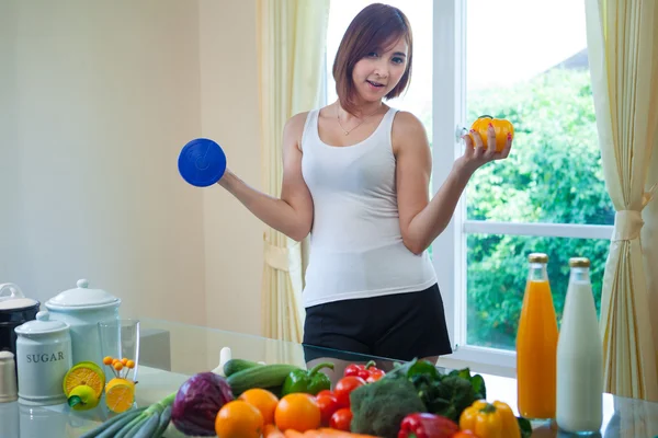 Zdravá žena se zeleninou — Stock fotografie