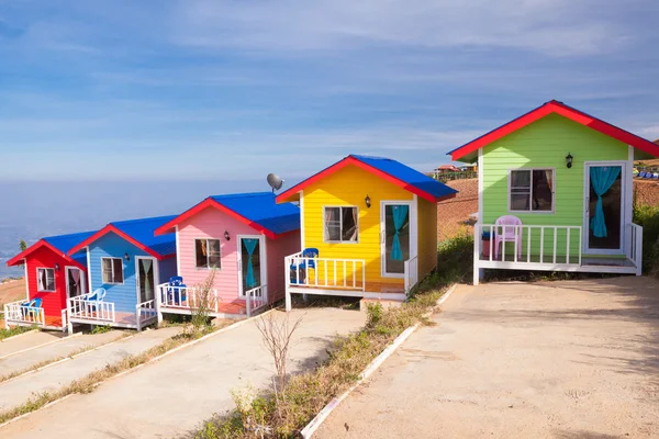 Cabañas coloridas en la montaña — Foto de Stock