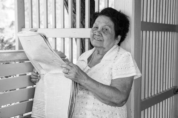 Anziano asiatico donna relax con giornale — Foto Stock