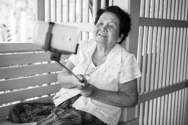 Happy senior woman posing for a selfie — Stock Photo, Image