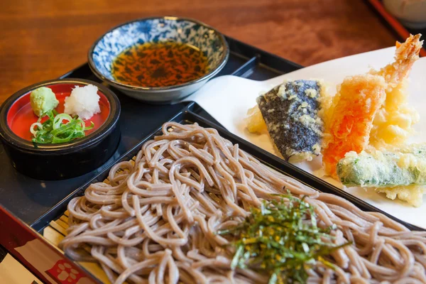 Soba noedels met gebakken garnalen — Stockfoto