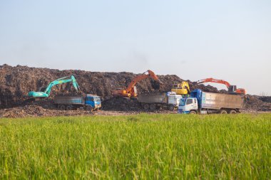 çöp kamyonları çöp üzerinde çalışmak