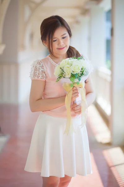 Jonge Aziatische leuke vrouw witte bloemen ruiken — Stockfoto