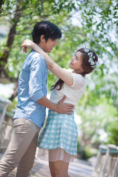 Kärleksfull asiatiska par under träd — Stockfoto