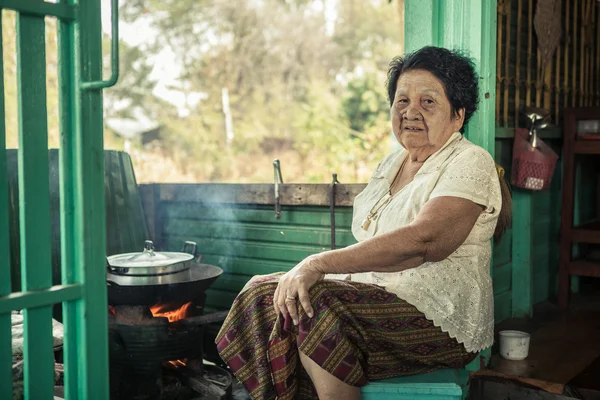 Senior asiático mujer cocina en cocina — Foto de Stock