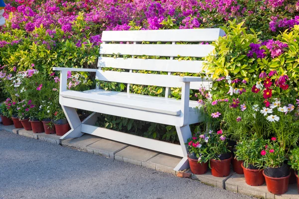 Bänk i parken — Stockfoto