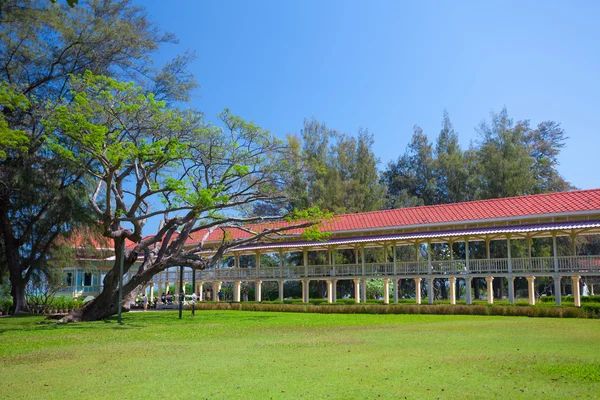Pavilhão e corredor na grama verde com céu azul — Fotografia de Stock